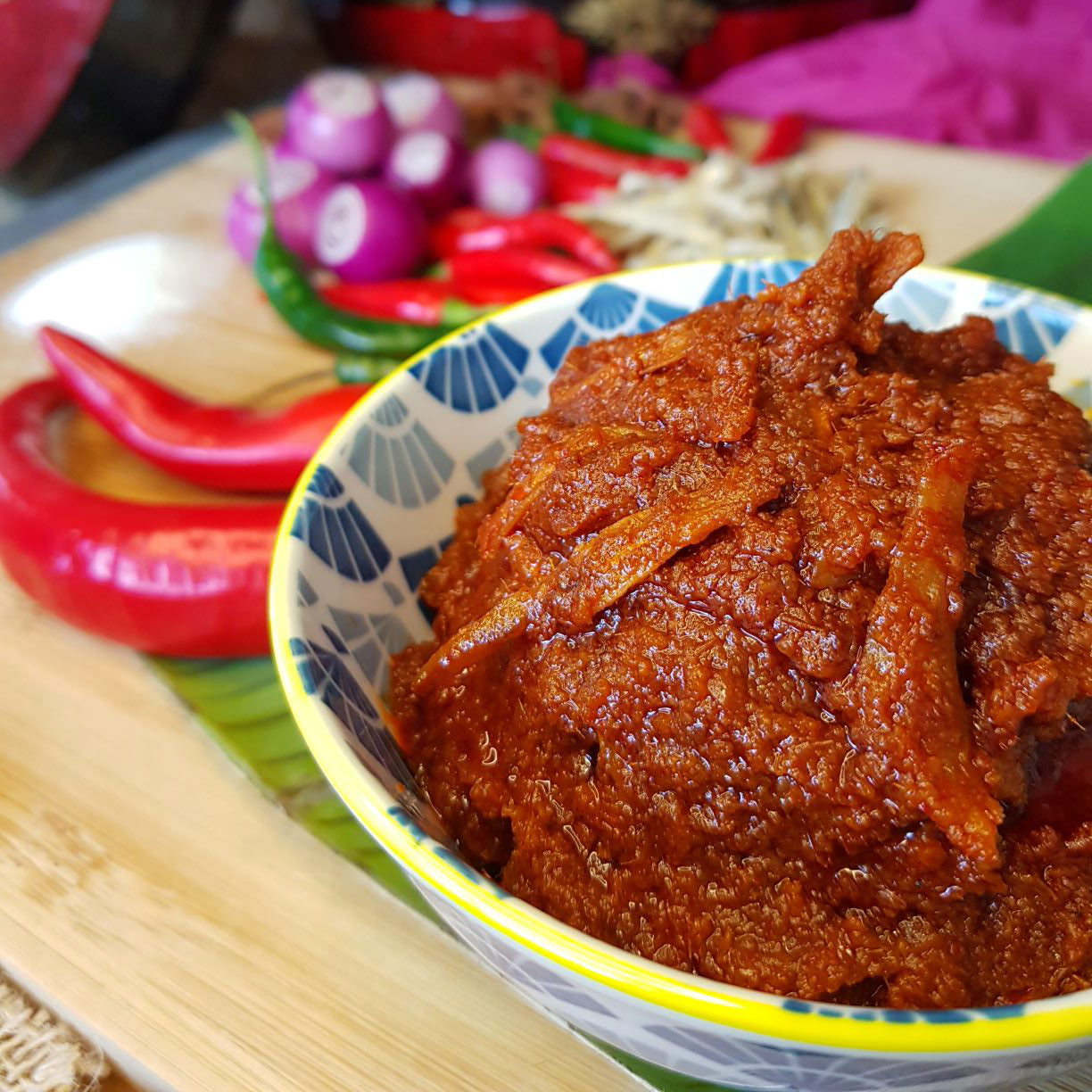 Penang Lorbak King Sambal Ikan Bilis (Ready to Eat) 江鱼仔叁巴辣椒酱 (即吃) 120gINTRODUCTION Brand: Penang Lorbak King Product: Premium Penang Nyonya Style Sambal Ikan Bilis Ready to Eat 120g Taste: Hot & Spicy, Fragrant, chunks of whole Ika