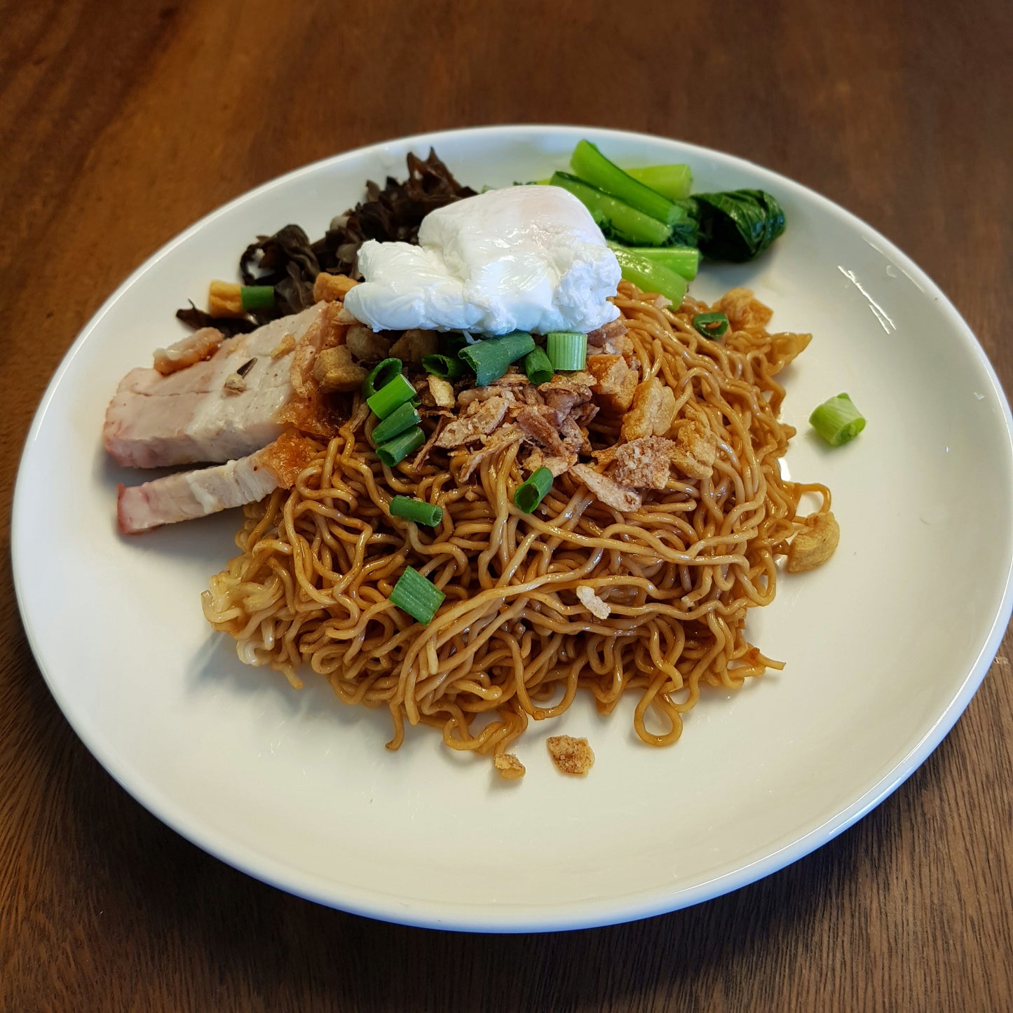 NSNL Pork Lard Sarawak Kolo Mee Noodles (Dry) 秘制猪油 砂拉越哥罗面 (干捞拌面条) 120gINTRODUCTION Brand: No Spicy No Life Product: Pork Lard Sarawak Kolo Mee (Dry) (For one serving) Taste: Aromatic, Smooth, Chewy and Springy Kolo Mee with fragrant po