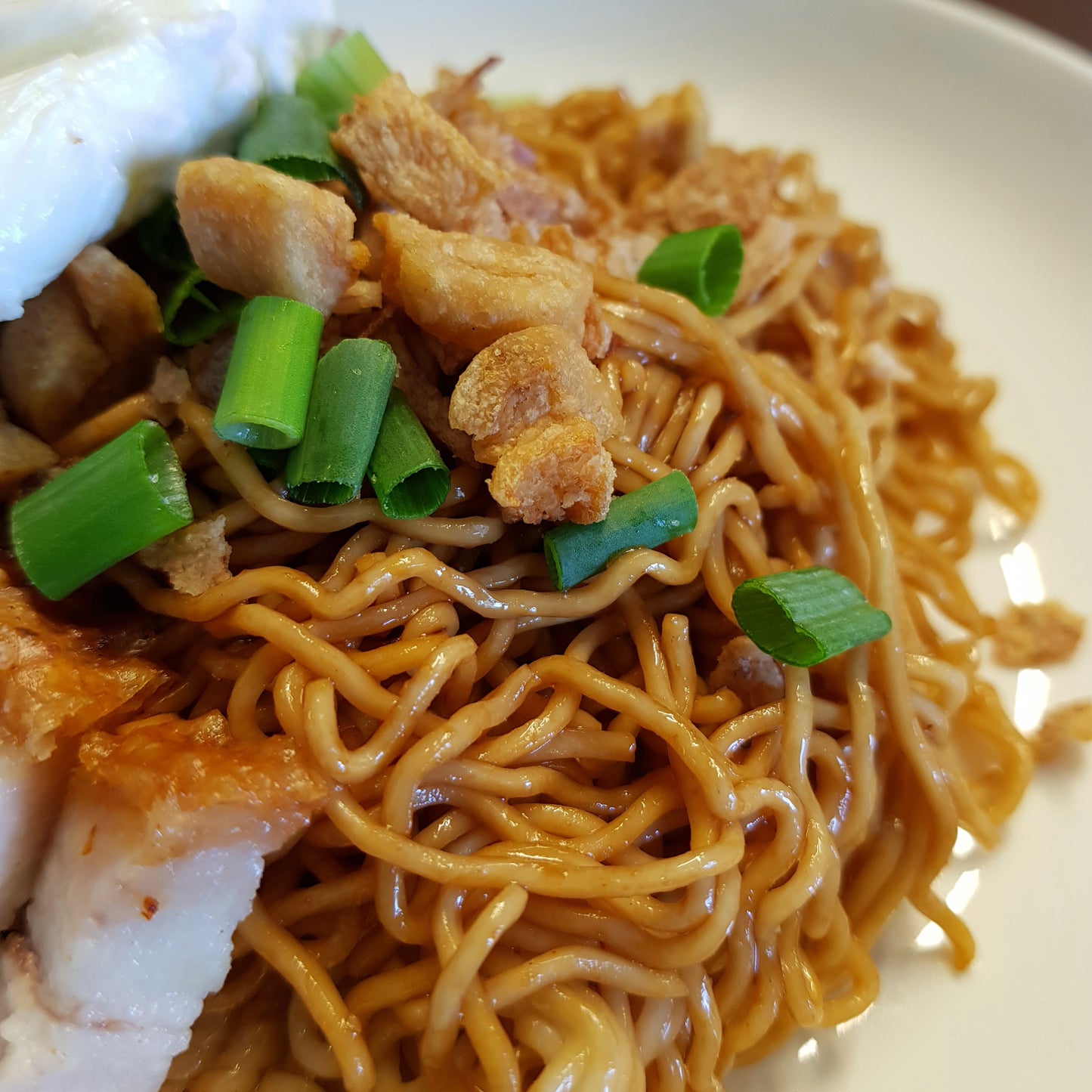 NSNL Pork Lard Sarawak Kolo Mee Noodles (Dry) 秘制猪油 砂拉越哥罗面 (干捞拌面条) 120gINTRODUCTION Brand: No Spicy No Life Product: Pork Lard Sarawak Kolo Mee (Dry) (For one serving) Taste: Aromatic, Smooth, Chewy and Springy Kolo Mee with fragrant po
