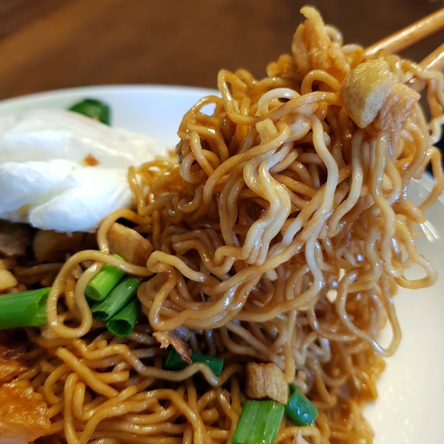 NSNL Pork Lard Sarawak Kolo Mee Noodles (Dry) 秘制猪油 砂拉越哥罗面 (干捞拌面条) 120gINTRODUCTION Brand: No Spicy No Life Product: Pork Lard Sarawak Kolo Mee (Dry) (For one serving) Taste: Aromatic, Smooth, Chewy and Springy Kolo Mee with fragrant po