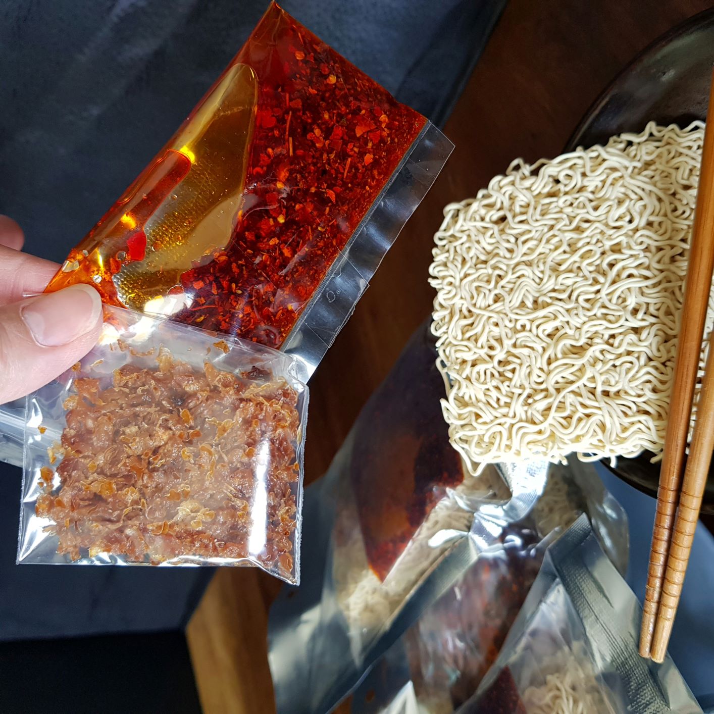 NSNL Spicy Chilli Sarawak Kolo Mee Noodles with Fried Radish 香辣菜脯砂拉越哥罗INTRODUCTION Brand: No Spicy No Life Product: Spicy Chilli Sarawak Kolo Mee Noodles with Fried Radish (For one serving) Taste: Hot & Spicy, Tangy Kolo Mee with f