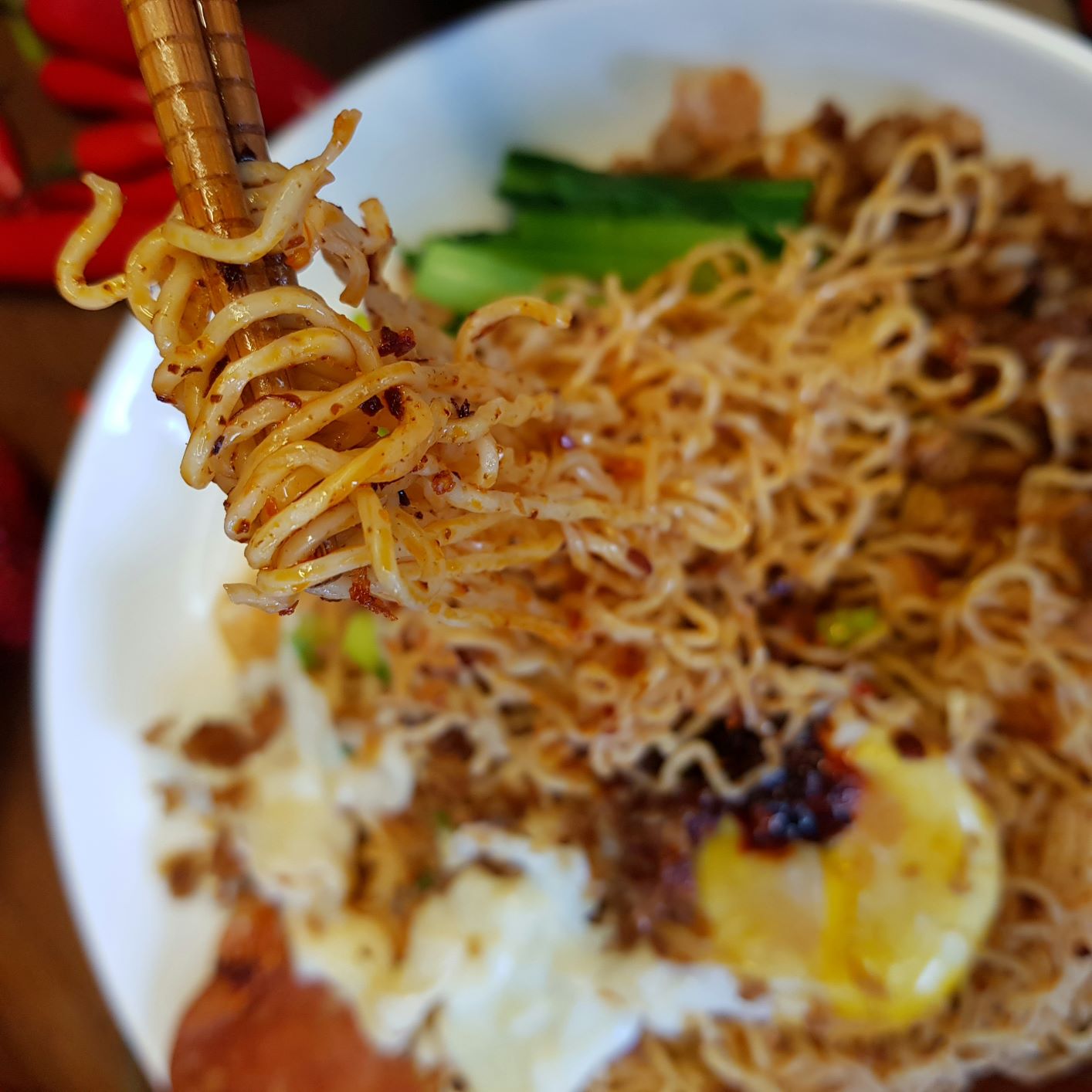 NSNL Spicy Chilli Sarawak Kolo Mee Noodles with Fried Radish 香辣菜脯砂拉越哥罗INTRODUCTION Brand: No Spicy No Life Product: Spicy Chilli Sarawak Kolo Mee Noodles with Fried Radish (For one serving) Taste: Hot & Spicy, Tangy Kolo Mee with f